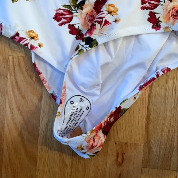 NWT Cupshe One Piece Floral Halter Swimsuit | Size XL - Picture 3 of 5